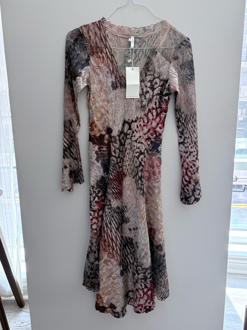 XS Lindi Long Sleeve Crinkle and Lace V-Neck Printed Midi Dress - NWT